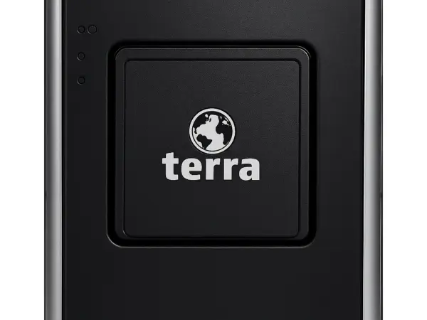 Gros plan sur le logo TERRA visible à l’avant du boîtier du serveur TERRA MINISERVER G5.
