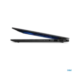 Vue de côté de l’ultrabook Lenovo ThinkPad X1 Carbon Gen 13, fermé, soulignant sa finesse et ses ports USB-C et HDMI